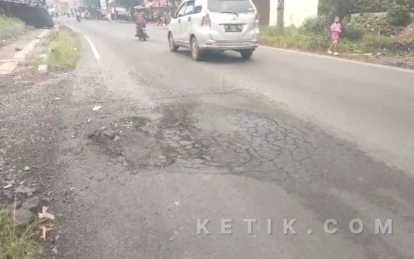 Thumbnail Berita - Baru Sebulan Diperbaiki, Jalan Nasional Rangkasbitung–Cigelung Kembali Rusak