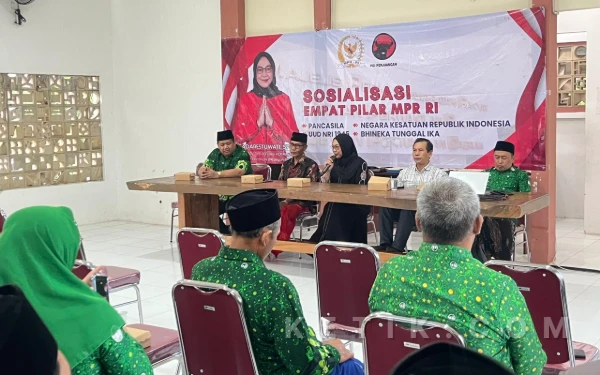 Thumbnail Berita - Anggota DPR RI Sadarestuwati Dorong Empat Pilar Masuk Sekolah Keagamaan di Jombang