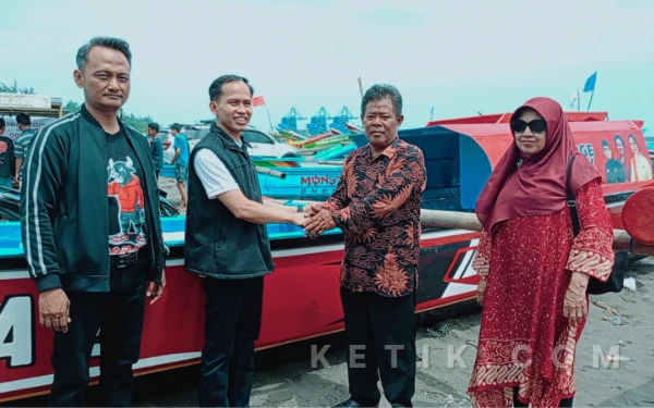 Thumbnail Berita - Anggota DPRI RI Kaisar Beri Bantuan Perahu, Wujud Perhatian Kepada Nelayan Cilacap