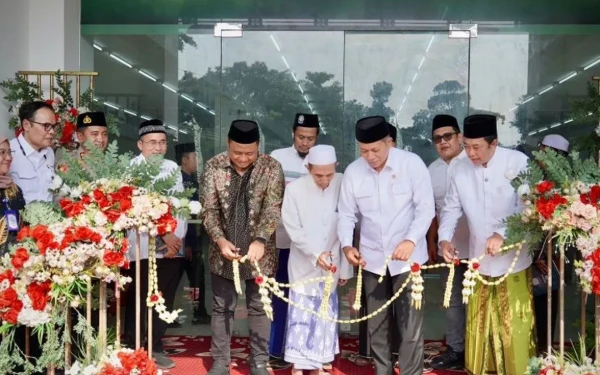 Thumbnail Berita - Diresmikan Menteri Koperasi RI, Exit Tol Paiton Kini Punya Torasera Pesantren Nurul Jadid