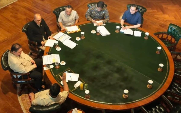 Thumbnail Berita - Prabowo Kumpulkan Menteri-Menteri Ini Jelang Terbang ke AS untuk Tandatangani Tarif Trump