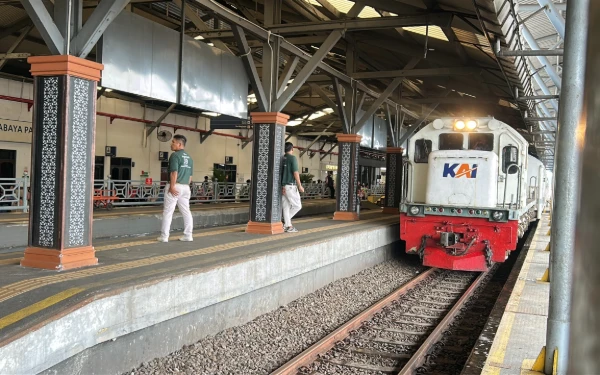 Thumbnail Berita - Perjalanan Kereta Api Terkendala Luapan Air, KAI Daop 8 Surabaya Sampaikan Permohonan Maaf