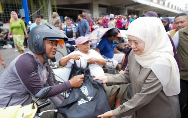 Thumbnail Berita - Sambut Ramadan, Gubernur Khofifah Bagikan Ratusan Sembako untuk Ojol dan Marbot di Surabaya