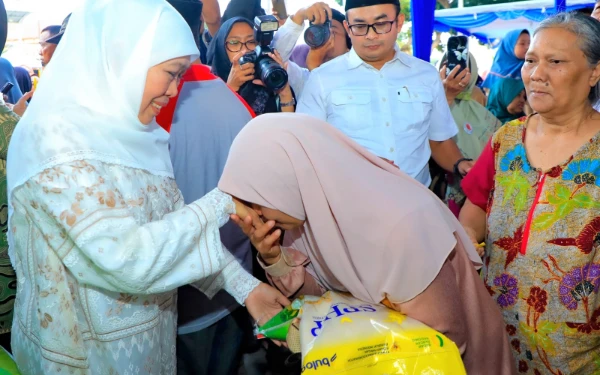 Thumbnail Berita - Harga Cabai dan Ayam Anjlok! Warga Surabaya Serbu Pasar Murah Pemprov Jatim di Masjid Al-Akbar