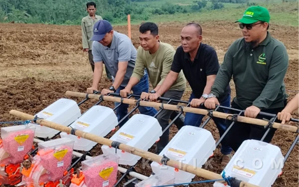 Thumbnail Berita - Target 20 Hektare, Kadin Pusat Dorong Desa Banjarsari Jadi Sentra Kedelai di Lebak