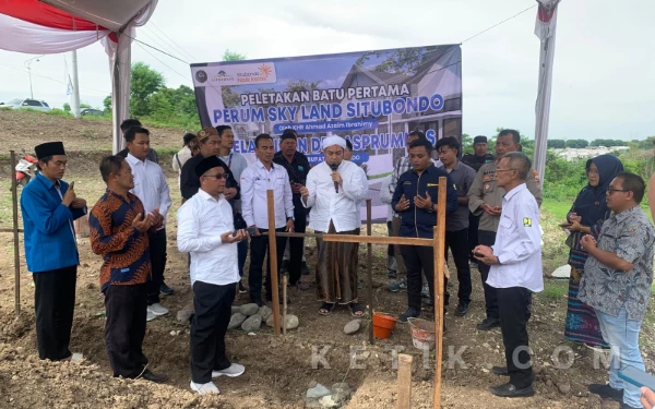 Thumbnail Berita - KHR Achmad Azaim Ibrahimy Letakan Batu Pertama pada Groundbreaking Perumahan Sky Land Situbondo
