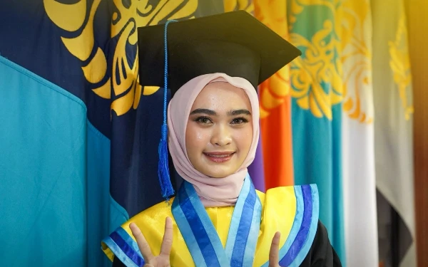 Thumbnail Berita - Kehilangan Orang Tua dalam Setahun, Gadis Aceh Singkil Ini Bangkit dan Lulus UI 3,5 Tahun