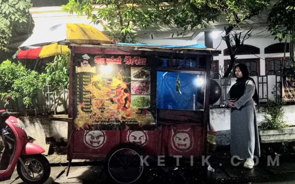 Thumbnail Berita - Nasi Goreng Gerobak Setan Wonocolo Surabaya, Kuliner Unik Favorit Mahasiswa UINSA