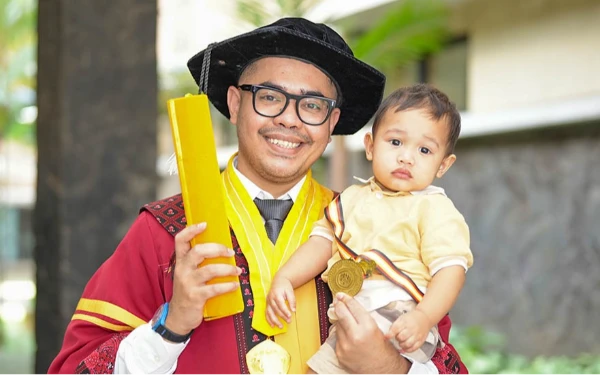 Thumbnail Berita - Tembus 7 Jurnal Scopus Q1, Rezzy Eko Caraka Jadi Wisudawan Terbaik Program Profesi