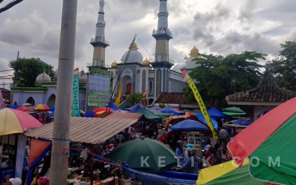 Thumbnail Berita - Sambut Ramadan, Ribuan Warga Antusias Ikuti Tradisi Thukudher di Masjid Besar Al Muttaqin Kaliwungu Kendal