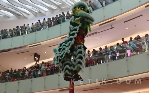 Thumbnail Berita - Atraksi Barongsai di Mal Buat Pengunjung Heboh, Anak-anak Berebut Berikan Angpao