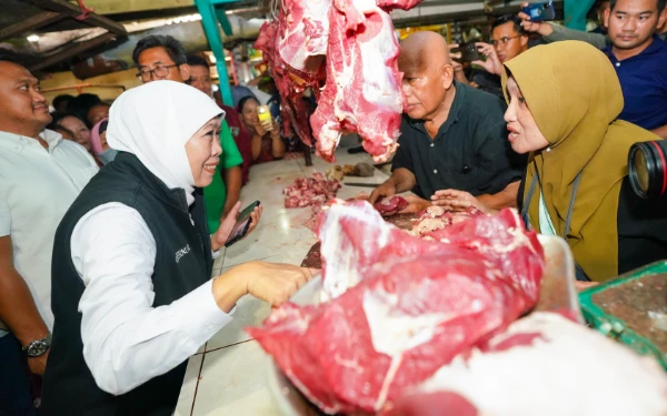 Thumbnail Berita - Gubernur Khofifah Pantau Stok dan Harga Bahan Pokok Jelang Ramadan di Pasar Dukuh Kupang