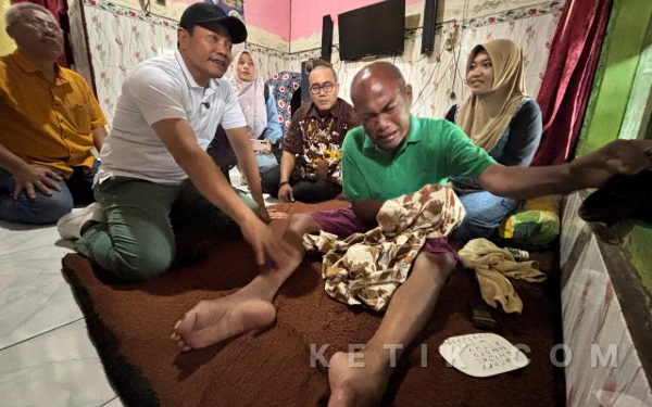 Thumbnail Berita - Bupati Subandi Sayangi Rakyat, Hari Libur pun Rajin Sambangi Warga Tidak Mampu