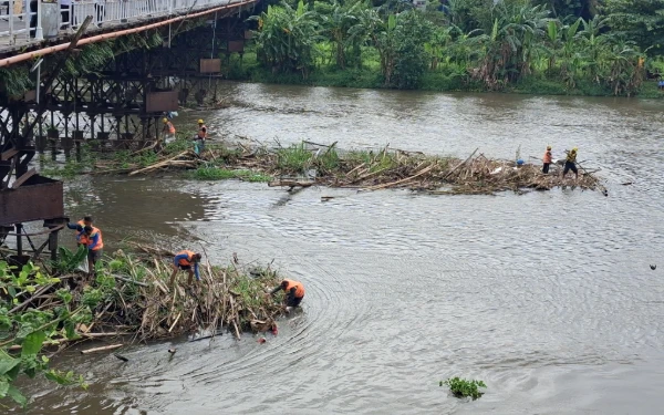 Thumbnail Berita - Jaga Kelestarian Cagar Budaya, Pemkot Kediri Bersihkan Sampah ‘Kiriman’ di Kaki Jembatan Lama Era Kolonial