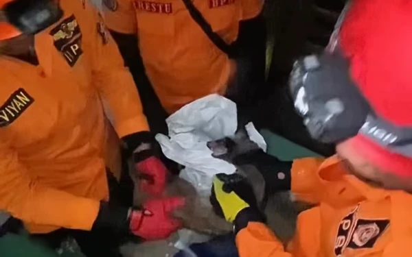 Thumbnail Berita - Tim Call 112 Surabaya Evakuasi Luwak Masuk ke Rumah Warga Jalan Keputih