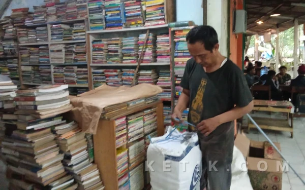Thumbnail Berita - Bertahan di Tengah Digitalisasi, Pedagang Buku Bekas di Pasar Buku Velodrome Kota Malang Tetap Diminati