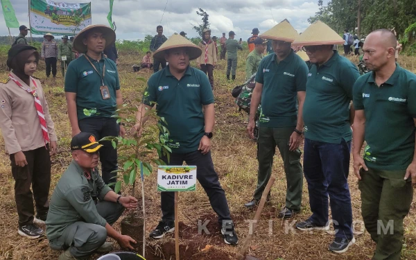 Thumbnail Berita - Sinergi Hijau di Tuban, Perhutani KPH Parengan dan PT TGE Tanam Alpukat sampai Durian Pulihkan Ekologi