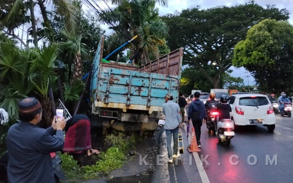 Thumbnail Berita - BREAKING NEWS: Kecelakaan Beruntun di Kota Batu, Diduga Rem Blong, Truk Tronton Hantam 4 Kendaraan