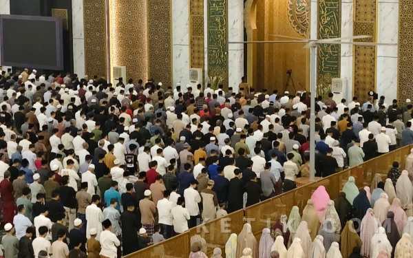 Thumbnail Berita - 5.000 Jemaah Laksanakan Salat Tarawih di Masjid Al Akbar Surabaya