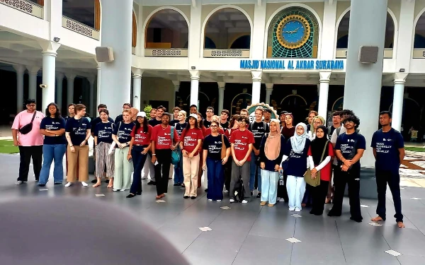 Arsitektur Megah, 39 Mahasiswa Asing Terpukau Masjid Al-Akbar Surabaya