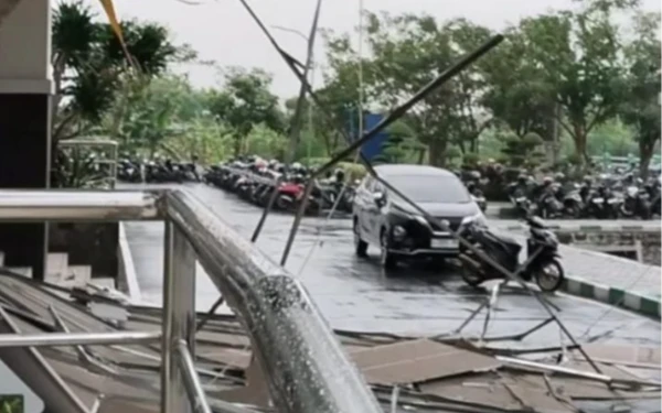 Thumbnail Berita - Plafon Lobi Belakang Gedung Fahum dan FST UINSA Gunung Anyar Ambrol