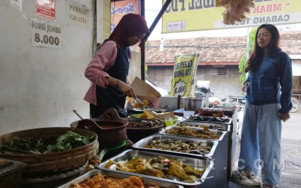 Thumbnail Berita - Buka 24 Jam, Nasi Pecel Godong Jati Jadi Pilihan Kapan Saja