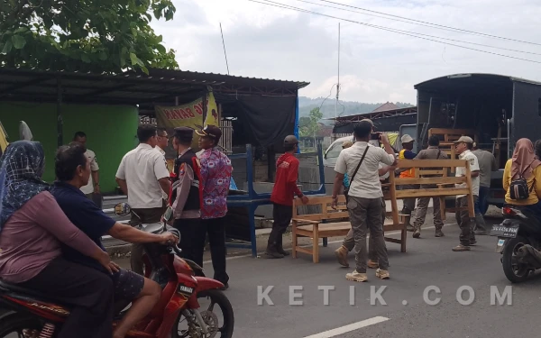 Thumbnail Berita - Satpol PP Tulungagung Eksekusi Warung "Kang Bayan" di Jalan Ngentrong