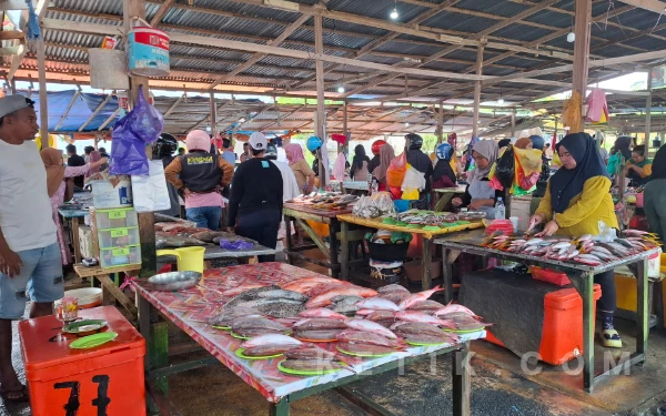 Thumbnail Berita - Harga Pangan di Pasar Labuha Naik-Turun, Ikan Mulai Rp100 Ribu hingga Rp50 Ribu/kg