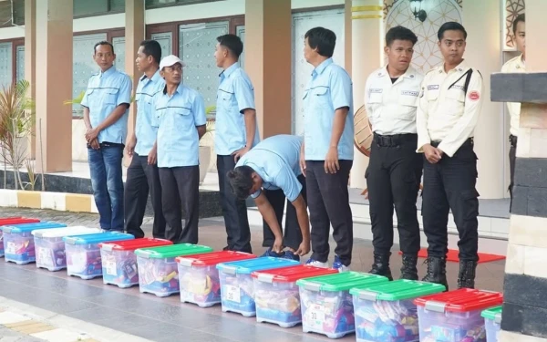 Thumbnail Berita - Ramadan 1447 H, Disdik Jatim Salurkan Bantuan Sembako di UPT PTKK Surabaya