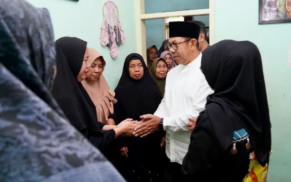 Thumbnail Berita - Sampaikan Belasungkawa, Cak Nur Datangi Rumah Korban Kecelakaan Truk Rem Blong