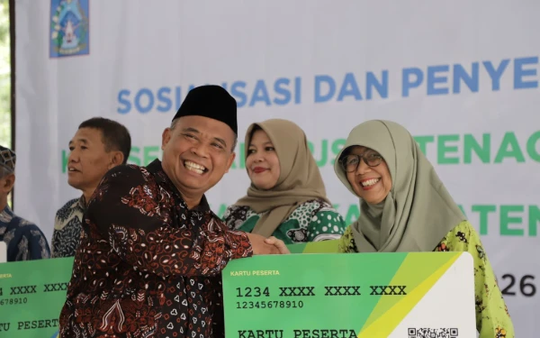 Thumbnail Berita - Lindungi Anggota BPKal Sleman, Bupati Harda Guyur Jaminan Sosial dari APBD