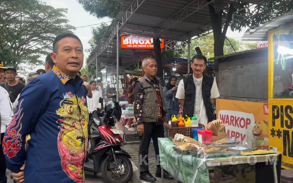 Thumbnail Berita - Wali Kota Malang Ancam Bongkar Lapak Takjil di Trotoar Jalan Suhat