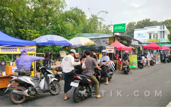 Thumbnail Berita - Hari Pertama Dibuka, Pasar Takjil Cemorokandang Ramai Diserbu Warga