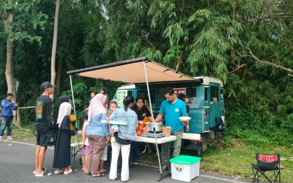 Thumbnail Berita - Pasar Takjil Cemorokandang Ramai Pembeli, Disebut Solusi Praktis Berbuka Puasa