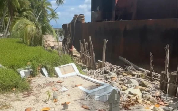 Thumbnail Berita - Abrasi Pantai Hantam TPU Pulau Panjang, Puluhan Makam Hanyut: Warga Kini Pasang Tongkang!