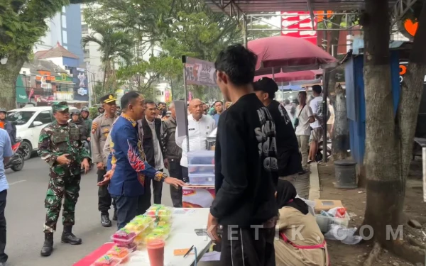 Thumbnail Berita - Sewa Rp1 Juta via Facebook, Pedagang Takjil Suhat Malang Terjebak Lapak Liar di Trotoar