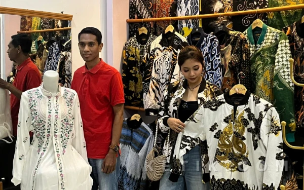 Thumbnail Berita - Tinggalkan Tren Shimmer, Dasilva Batik Usung Bahan Silk dan Bordir Khas Malang untuk Lebaran 2026