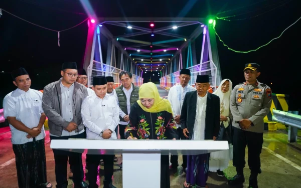 Thumbnail Berita - Jembatan Bubak Mojokerto Diresmikan, Warga: Terima Kasih Bu Khofifah