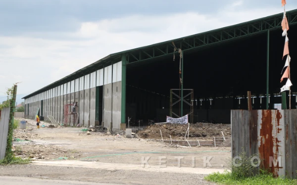 Thumbnail Berita - Gudang CV Terang Buana di Jombang Dibangun Tanpa PBG, Dinas Minta Pembangunan Dihentikan