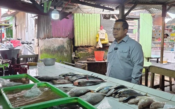 Foto Wakil Ketua II DPRD Kota Malang, Trio Agus Purwono saat melakukan peninjauan dan menjaring aspirasi para pedagang di Pasar Blimbing. (Foto: Tim Trio Agus Purwono)
