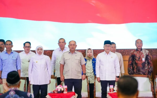 Thumbnail Berita - Gubernur Khofifah Bersama Menko Zulhas Rakor MBG di Jatim, Dorong Percepatan dan Maksimalisasi Sertifikasi SPPG