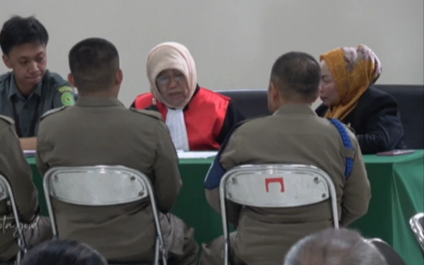 Thumbnail Berita - Vonis Tipiring Anggota Satpol PP Kota Malang Merokok di Alun-Alun Merdeka, Denda Rp95 Ribu