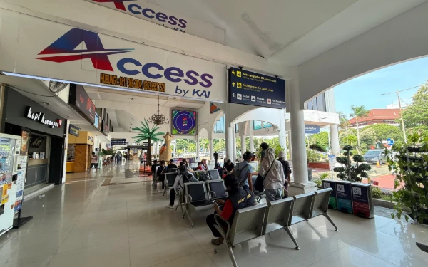 Thumbnail Berita - Jelang Lebaran 2026, KAI Daop 8 Surabaya Catat Penjualan 179 Ribu Tiket