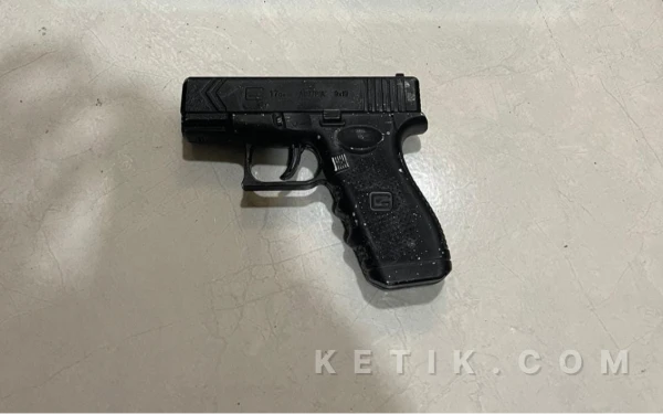 Thumbnail Berita - Pura-Pura Beli iPhone, Pemuda Asal Nganjuk Nekat Todongkan Pistol Mainan di Toko HP Trowulan