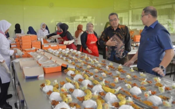 Thumbnail Berita - HEBAT! SMKN 6 Surabaya Produksi 3.000 Porsi Nasi Kebuli untuk Bukber dan Hadiah Kurma Raja $alman
