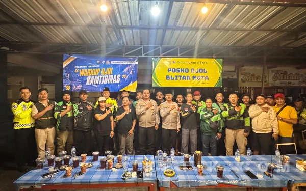 Polres Blitar Kota Sahur Bareng Komunitas Ojol, Kapolres: Bukan Sekadar Jaga Hukum, Tapi Jaga Kebersamaan