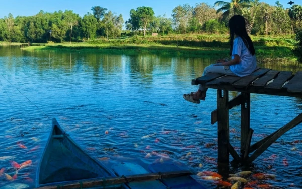 Thumbnail Berita - Senja Jingga dan Koi Menari, Telaga Galisan Jadi Oase Tenang di Ujung Sumenep