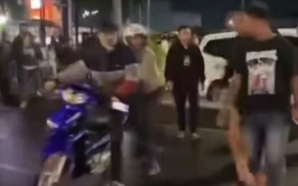 Thumbnail Berita - Viral! Bikin Resah dan Bising, Warga Bubarkan Aksi Balap Liar di Jalan Soehat Kota Malang