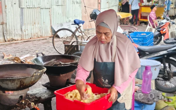 Thumbnail Berita - Kisah dari Lapak Gorengan Menjemput Rezeki di Bulan Ramadan, Jadi Sumber Penghidupan