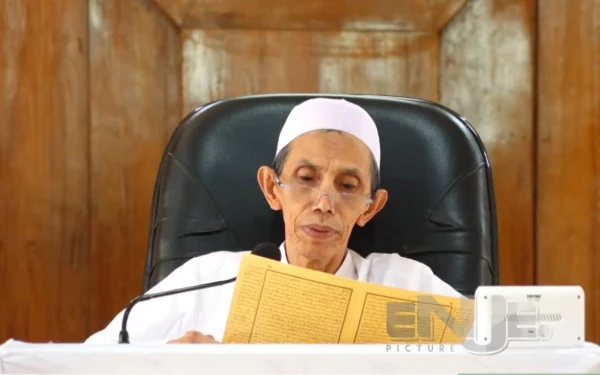 Thumbnail Berita - Kiai Zuhri Zaini: Khyusu' adalah Saat Raga Mematung dan Hati Menghadap Ilahi